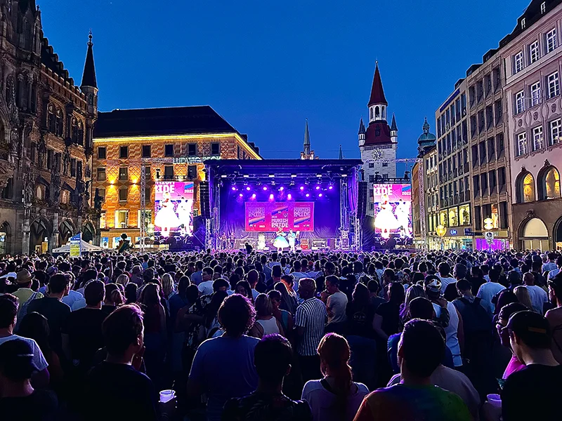 CSD München Mainstage Marienplatz mit Publikum