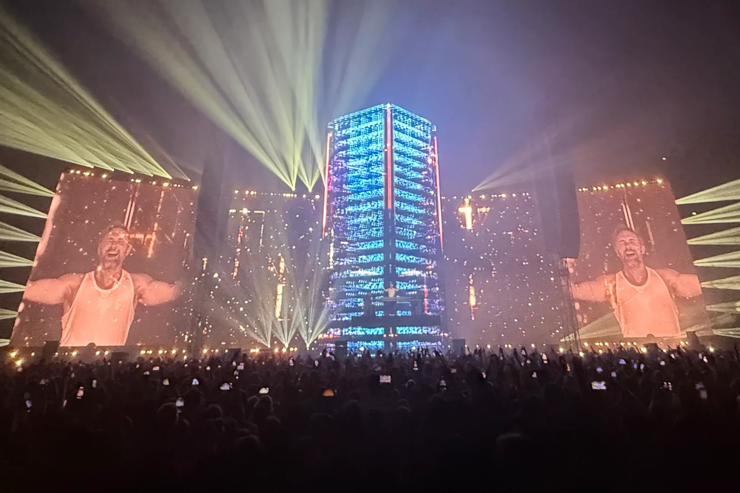 Monolith Stage von David Guetta mit LED-Monolith und Curved-LED-Wand über dem Publikum