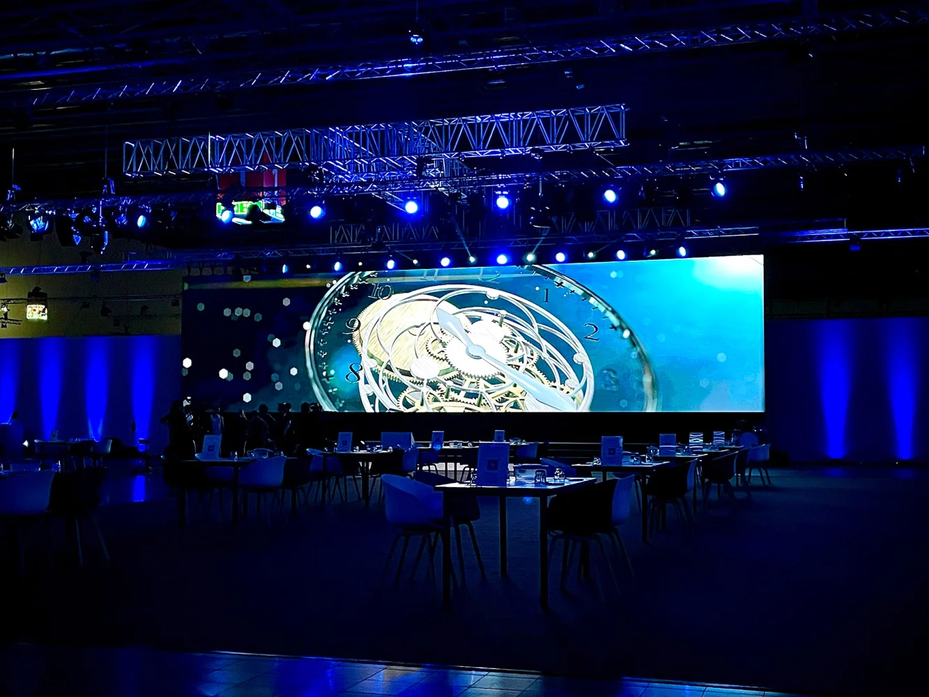 Gala-Saal mit Traversen, blauem Licht und großer LED-Wand
