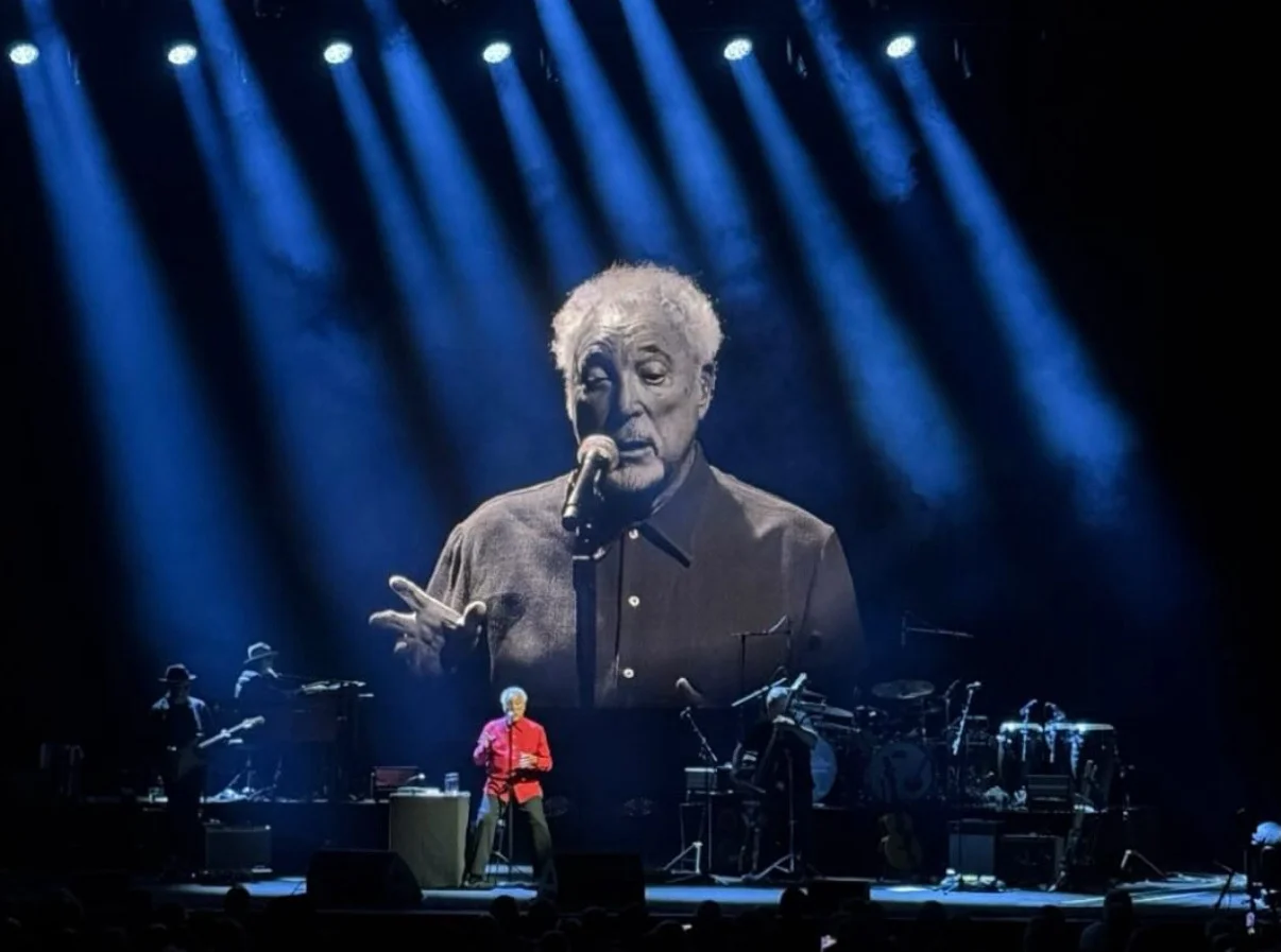Tom Jones On-Stage mit AM8.3