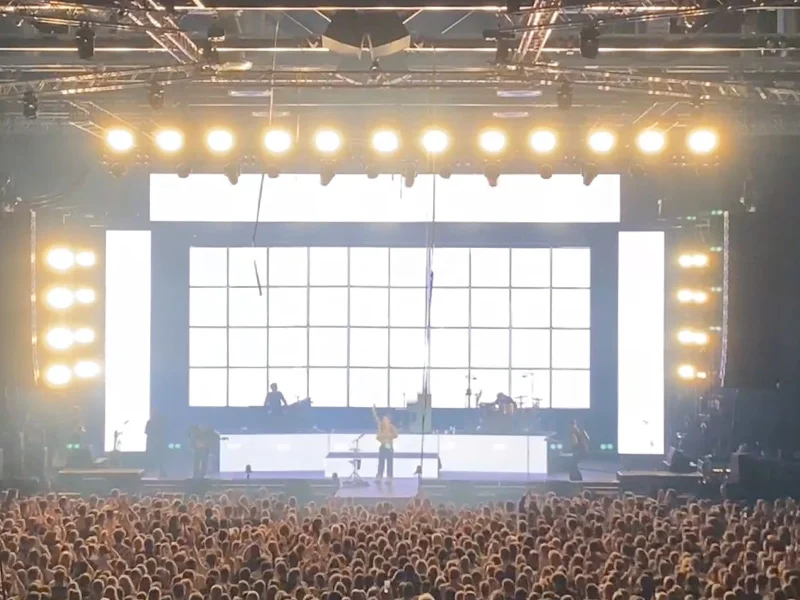 Giant Rooks Tourbühne mit Infiled AM8.3 MK2 Air Mesh LED Screen