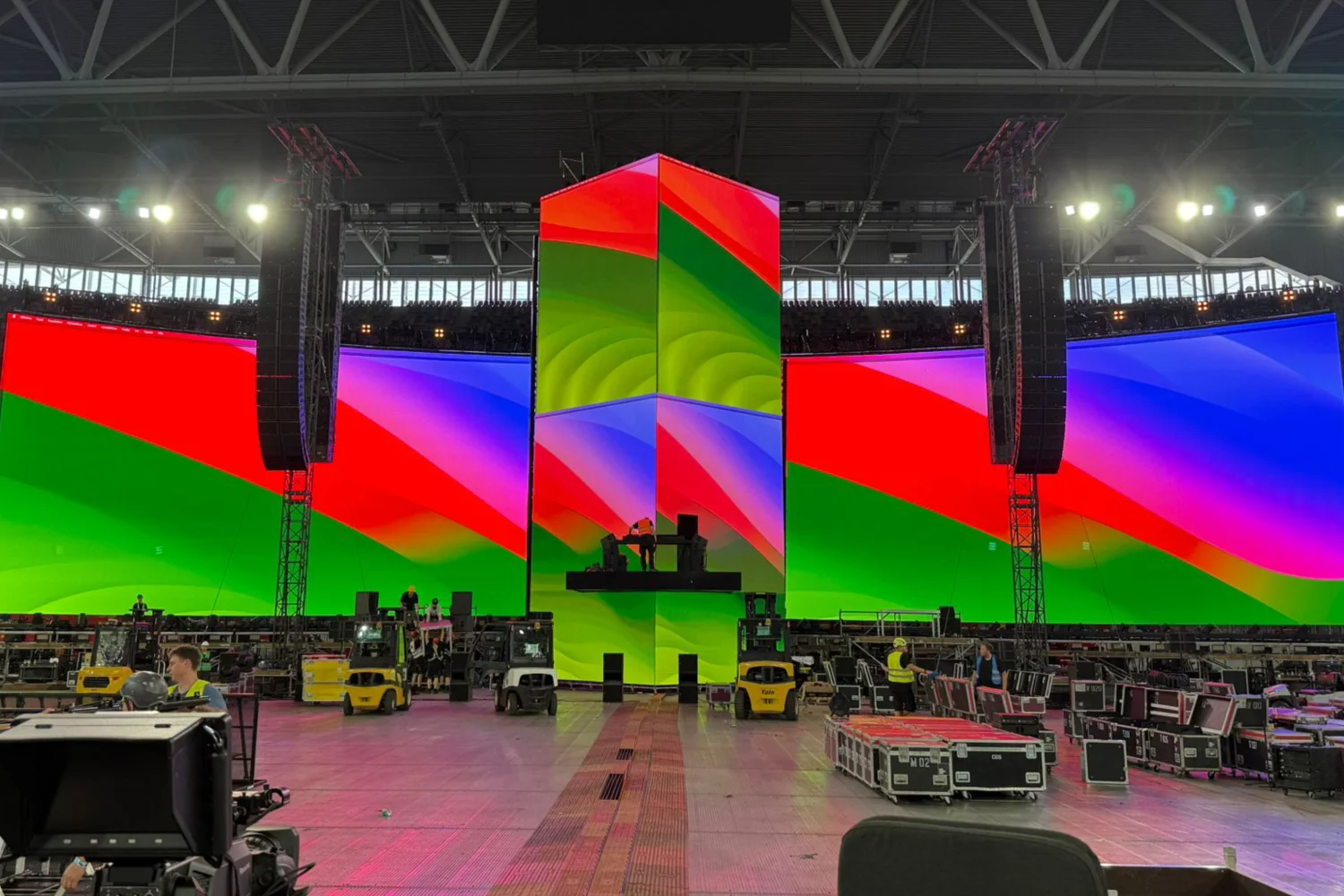 Mainstage des White Rabbit Festivals mit LED-Screens links und rechts der Bühne